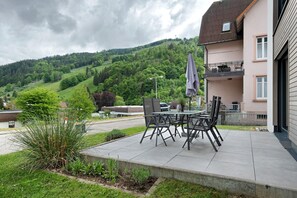 Outdoor dining - Apartment 'Wanderlust' with Mountain View, Private Terrace and Wi-Fi (Todtnau)