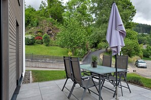 Outdoor dining - Apartment 'Wanderlust' with Mountain View, Private Terrace and Wi-Fi (Todtnau)