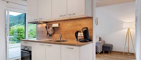 Jääkaappi, astianpesukone, kahvin-/teenkeitin