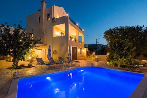 Νikolaos Villa with Private Pool, Playground & BBQ