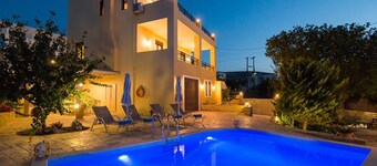 Νikolaos Villa with Private Pool, Playground & BBQ