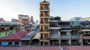 A multi-story building with balconies and a red roof. - Lofty Comfort Stay-Relax by Soben Home (Phnom Penh)