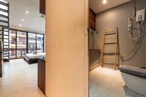 Loftsrom – basic, byutsikt | Bad