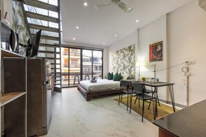 Loft básico, vista a la ciudad | Área de sala de estar | Televisión de 32 pulgadas con canales por cable 