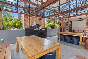 Outdoor dining - Unbeatable River & CBD Views Pool/2Car/Prime Spot (South Brisbane)