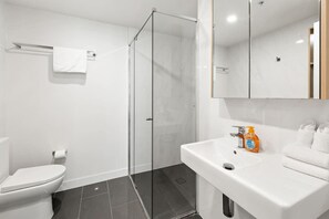 Hair dryer, towels, soap, shampoo - Unbeatable River & CBD Views Pool/2Car/Prime Spot (South Brisbane)