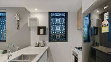 Køleskab, mikrobølgeovn, ovn, kogeplade