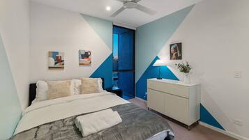 2 kamar tidur, meja kerja, setrika/meja setrika, dan Wi-Fi