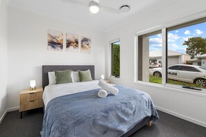 4 bedrooms, iron/ironing board, WiFi, bed sheets