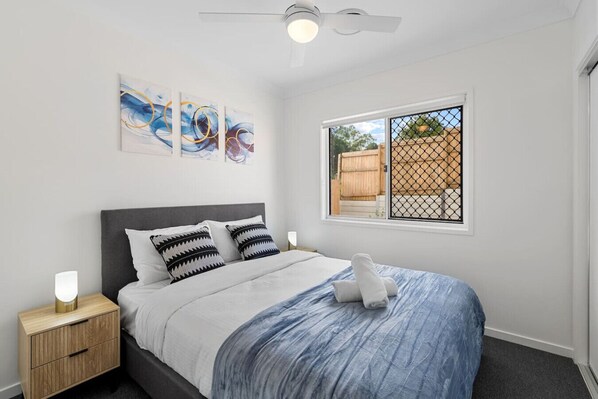 4 bedrooms, iron/ironing board, WiFi, bed sheets