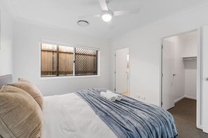 4 bedrooms, iron/ironing board, WiFi, bed sheets