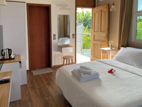 5-Bedroom Retreat, right next to Beach & Easy access to  3 Surf points!