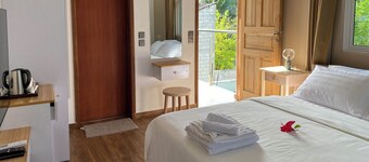 5-Bedroom Retreat, right next to Beach & Easy access to  3 Surf points!