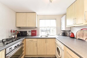 Apartamento familiar, vistas a la ciudad | Cocina privada | Cafetera o tetera, hervidor eléctrico y tostadora