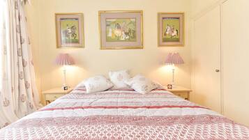 Family Apartment, City View | 2 bedrooms, iron/ironing board, WiFi (free), bed sheets