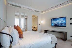 Minibar, in-room safe, desk, iron/ironing board