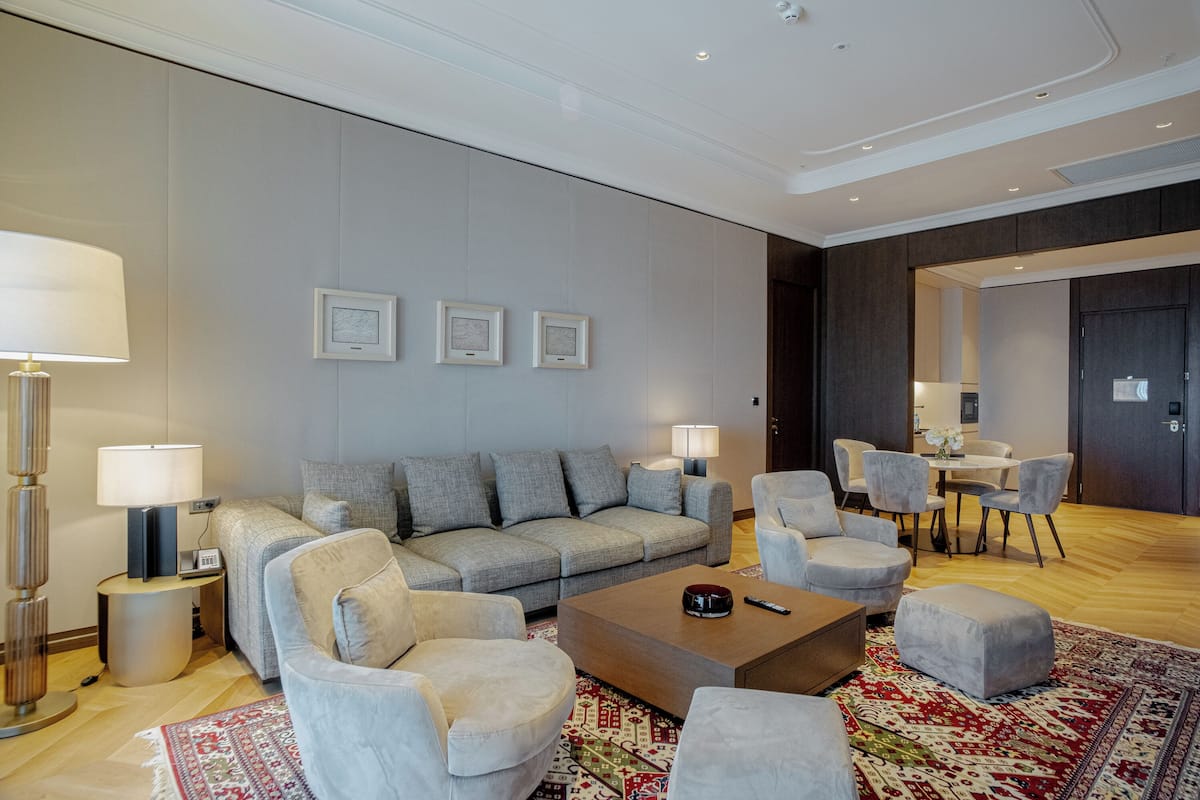Executive Suite | Living area