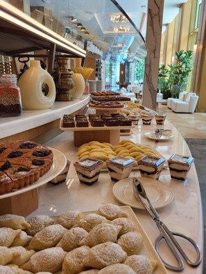 Free daily buffet breakfast