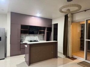 Private kitchen - Apartment stay near Bangalore Airport with pool/gym and outdoor play areas (Bengaluru)