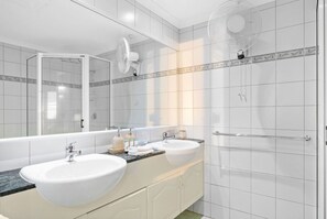 Apartment | 3 bedrooms - Harbour Haven Penthouse Marina View Balcony BBQ (Larrakeyah)