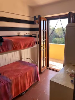 3 bedrooms, desk, free WiFi, bed sheets