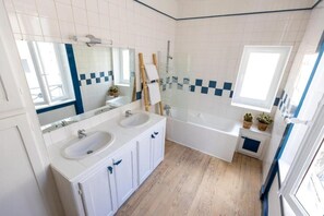 Hårføner, håndklær, såpe og toalettpapir