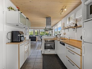 Fridge, microwave, dishwasher, cookware/dishes/utensils