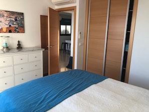2 slaapkamers, een strijkplank/strijkijzer, gratis wifi, beddengoed