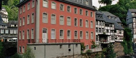 المنشأة من الخارج