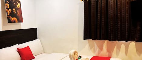 Caja de seguridad en la habitación y tabla de planchar con plancha