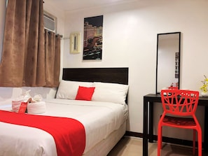 Quarto casal standard | Cofres nos quartos, ferros/tábuas de passar roupa, Wi-Fi de cortesia