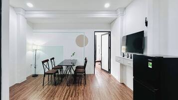 Estudi en suite bàsic | Cuina privada | Frigorífic, placa de cuina i utensilis de cuina, vaixella i coberteria