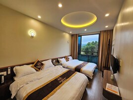 Habitación cuádruple familiar, vistas a la montaña | Ropa de cama