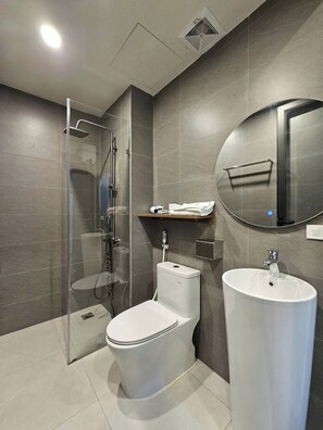 Eenvoudige tweepersoonskamer, uitzicht op de stad | Badkamer | Een douche, een hydromassagedouche, gratis toiletartikelen