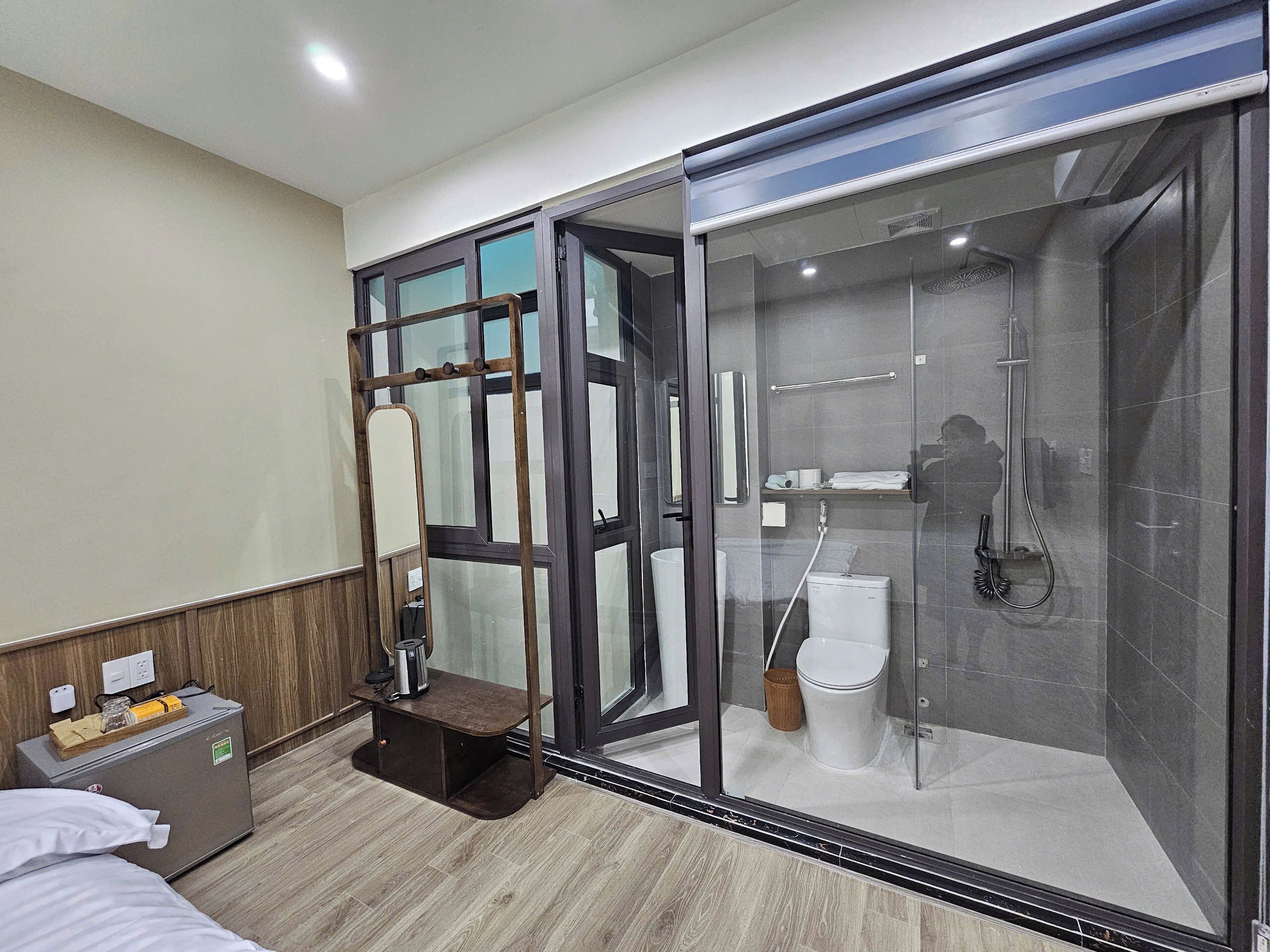 Shower, hydromassage showerhead, free toiletries, hair dryer