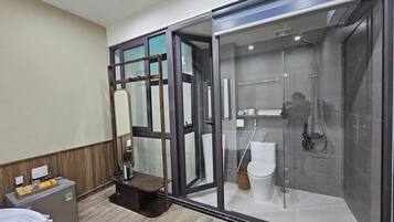 Shower, hydromassage showerhead, free toiletries, hair dryer