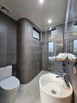 Shower, hydromassage showerhead, free toiletries, hair dryer