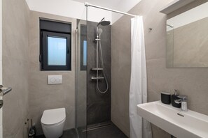 Shower, hair dryer, towels, soap - Villa Artec with Sea View and Private Pool (Marcana)