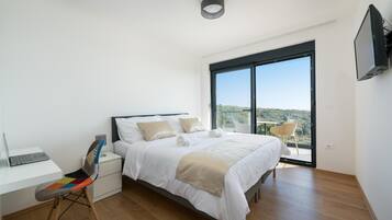 3 bedrooms, iron/ironing board, travel crib, free WiFi