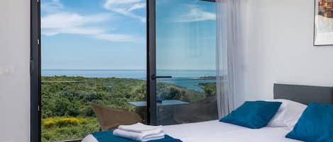 3 quartos, ferros/tábuas de passar roupa, berço de viagem