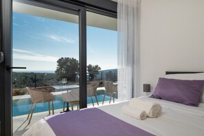 3 bedrooms, iron/ironing board, travel crib, free WiFi - Villa Artec with Sea View and Private Pool (Marcana)