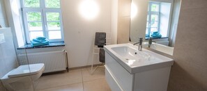 Douche, séchoir à cheveux, serviettes fournies, papier de toilette