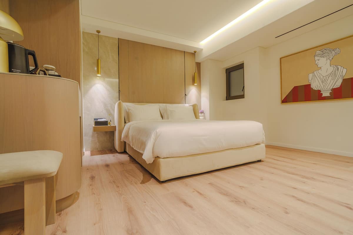 1 bilik tidur, bar mini, peti besi dalam bilik, meja