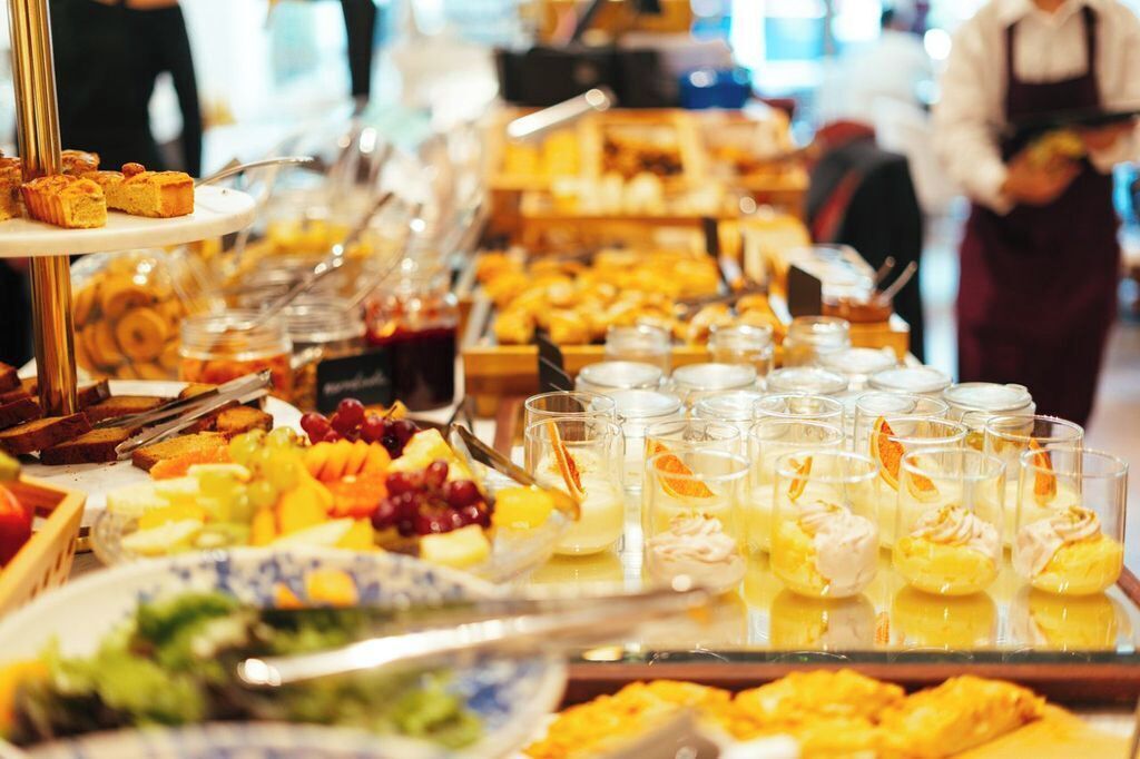 Un buffet con diversi cibi e bevande.