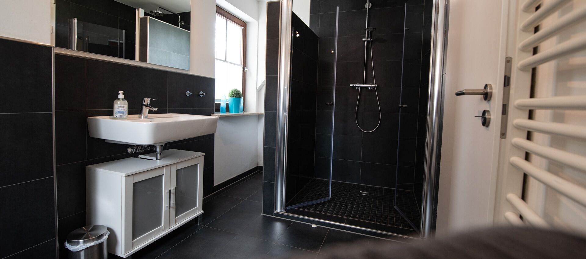 Een douche, een haardroger, handdoeken
