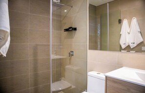 Suihku, hiustenkuivaaja, pyyhkeet