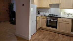 Fridge, microwave, oven, dishwasher - Mordern 2-bedroom in the Heart of Canterbury (Canterbury)