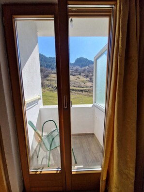 مكتب وستائر تعتيم وتجهيزات عازلة للصوت ومكواة/لوح كي