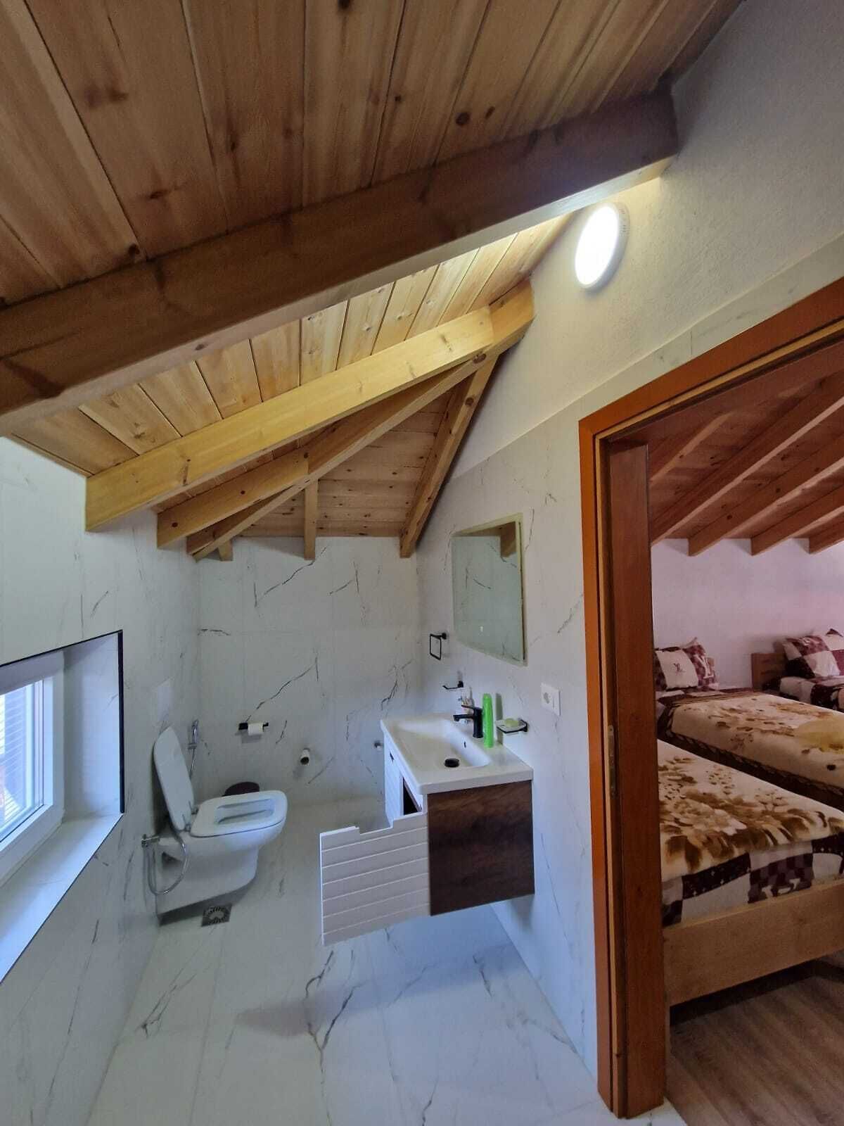 Comfort-Vierbettzimmer, Bergblick | Badezimmer