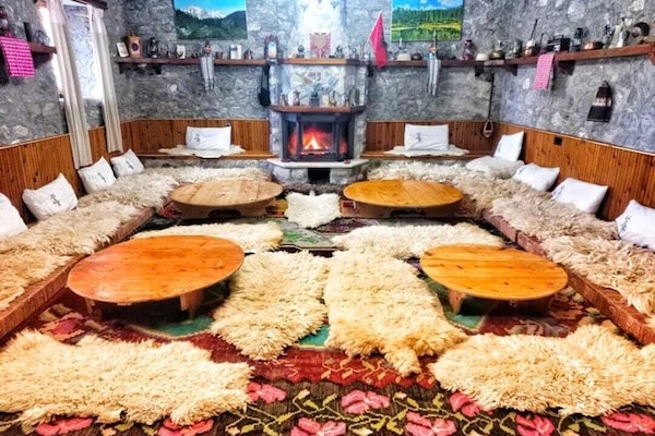 Escritorio, cortinas blackout y sistema de insonorización